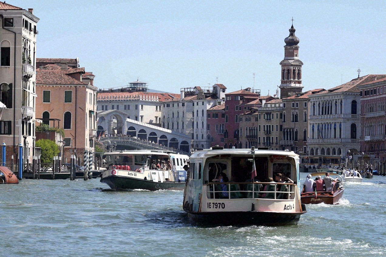 Canal Grande vid Rialtobron i Venedig